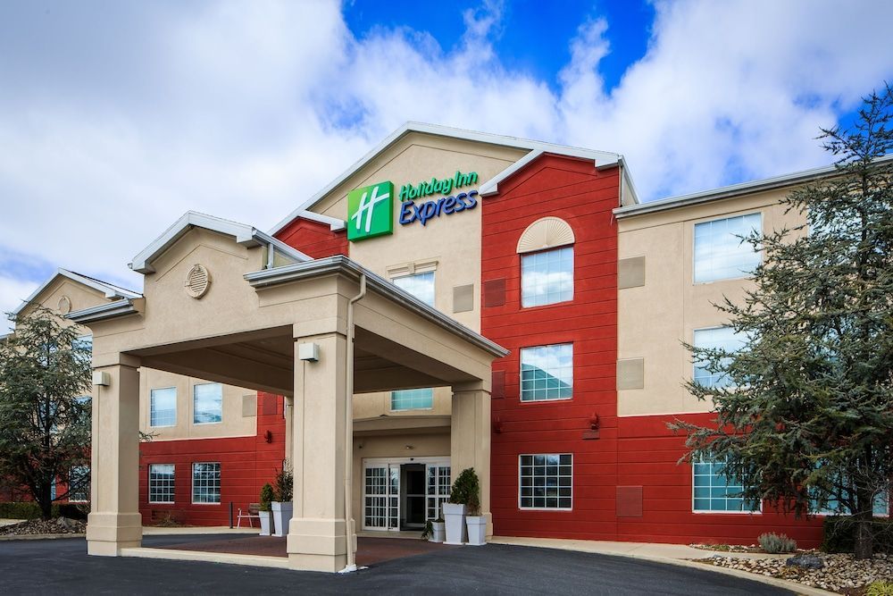 Holiday Inn Express & Suites READING AIRPORT by IHG 1