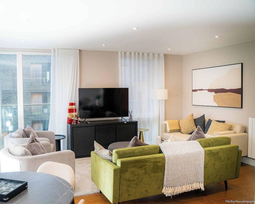 Luxurious 3-bedroom Apartment With Private Indoor Pool in London 1