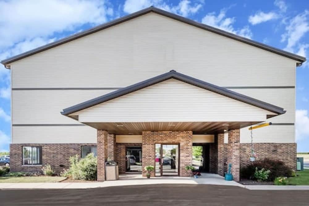 AmericInn by Wyndham Columbus Wisconsin 1