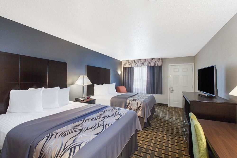 DAYS INN BY WYNDHAM ENNIS 1