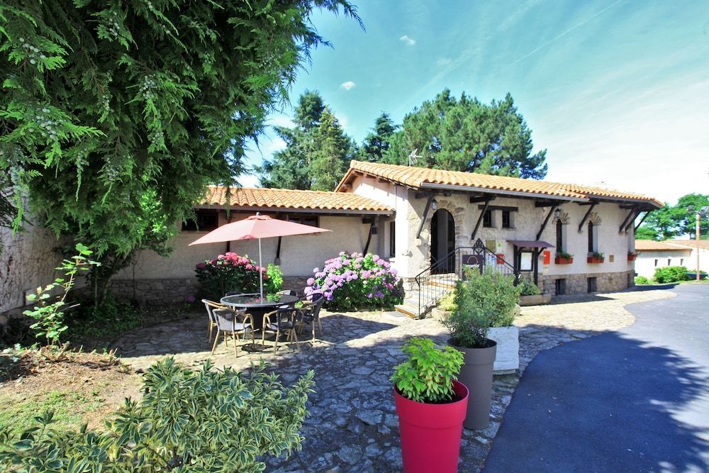 Logis Hôtel La Chaumière 1