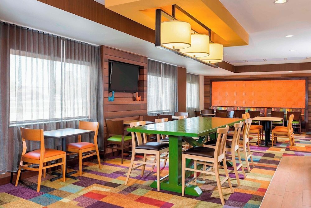 Fairfield Inn & Suites Holland 2