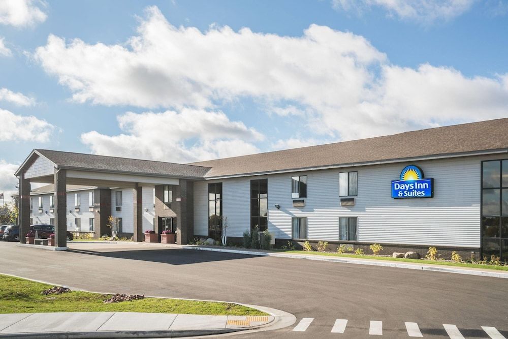 Days Inn & Suites by Wyndham Wausau 1