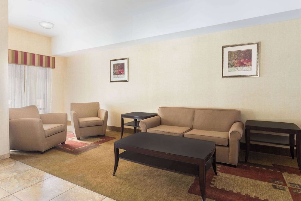 Days Inn by Wyndham Semmes Mobile 2