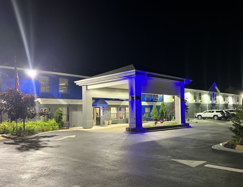 Days Inn by Wyndham Great Lakes Naval Base 1