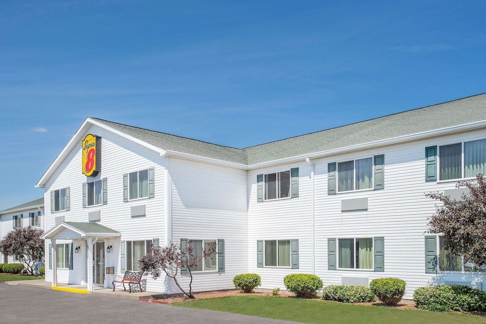 Super 8 by Wyndham Canandaigua 1