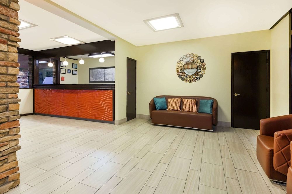 Howard Johnson by Wyndham Arlington Ballpark / Six Flags 2