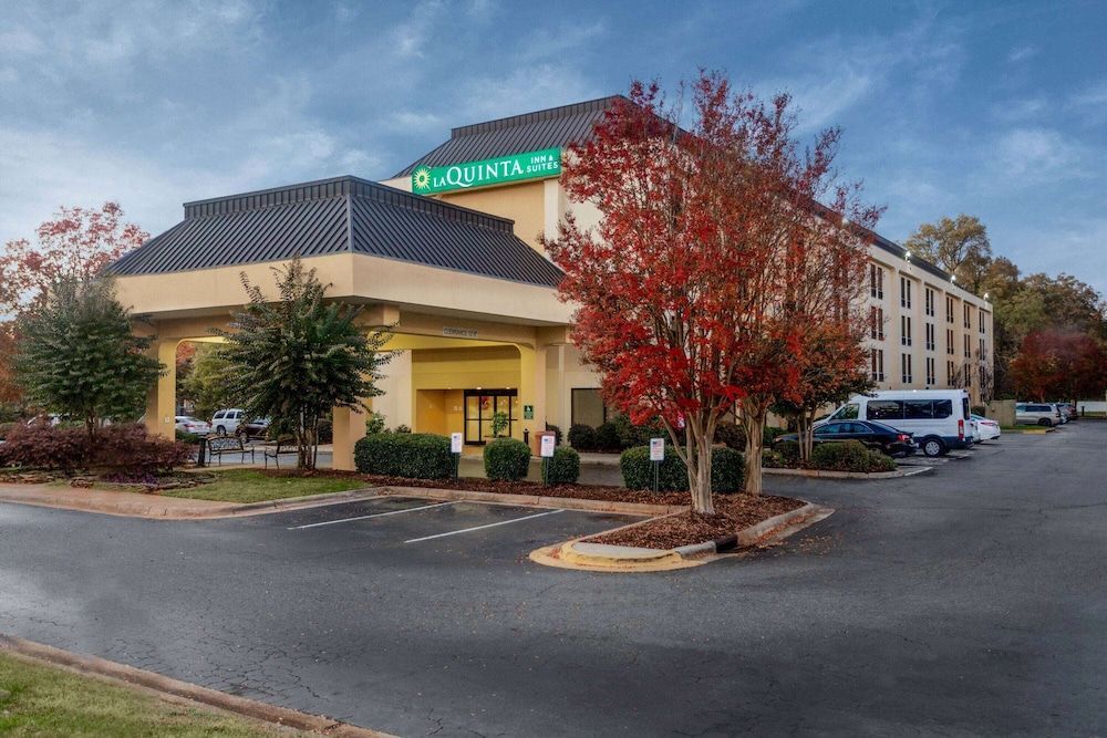 Spark by Hilton Charlotte Airport North 1