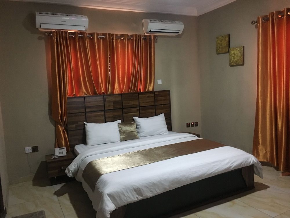 Momak 4 Hotel & Suites 1