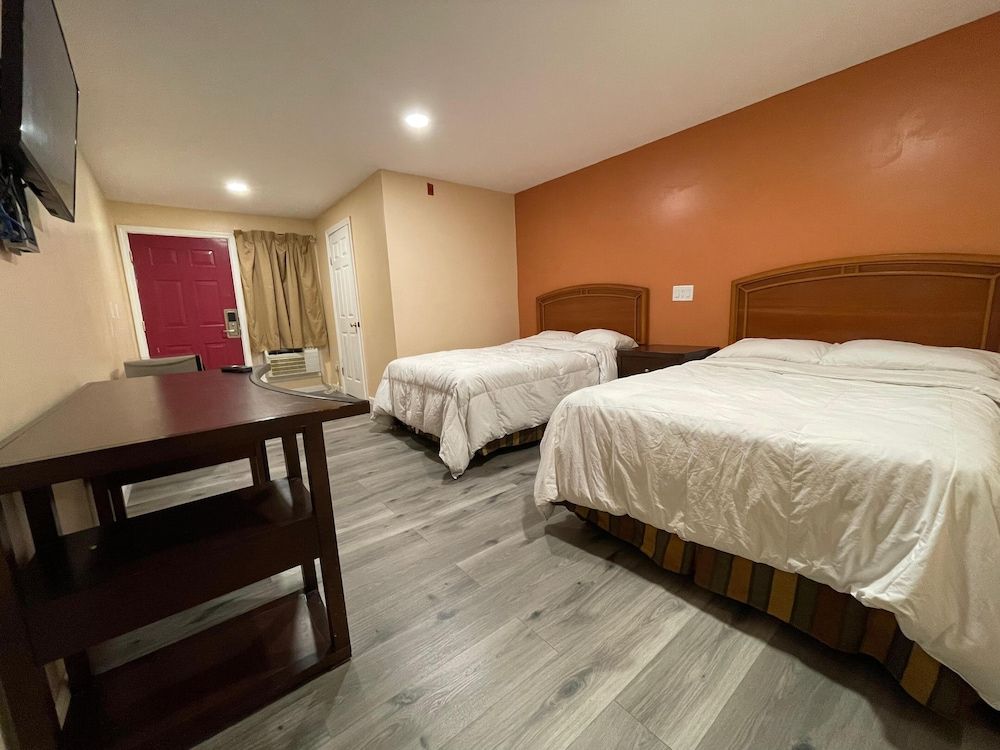 Travelers Motor Lodge 2