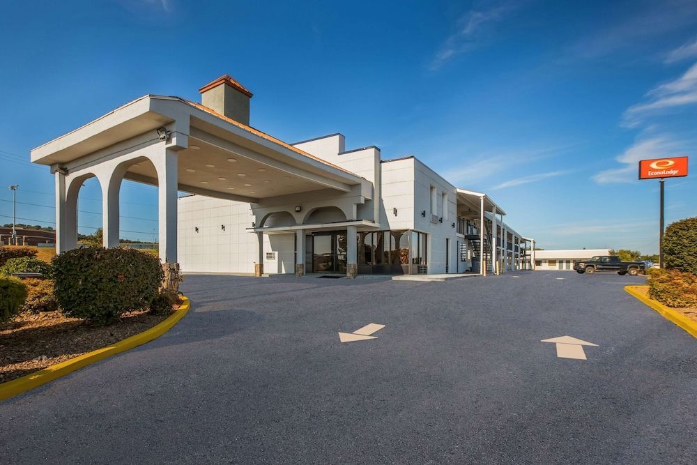 Econo Lodge White Pine Morristown I-81 & I-40 Split 1