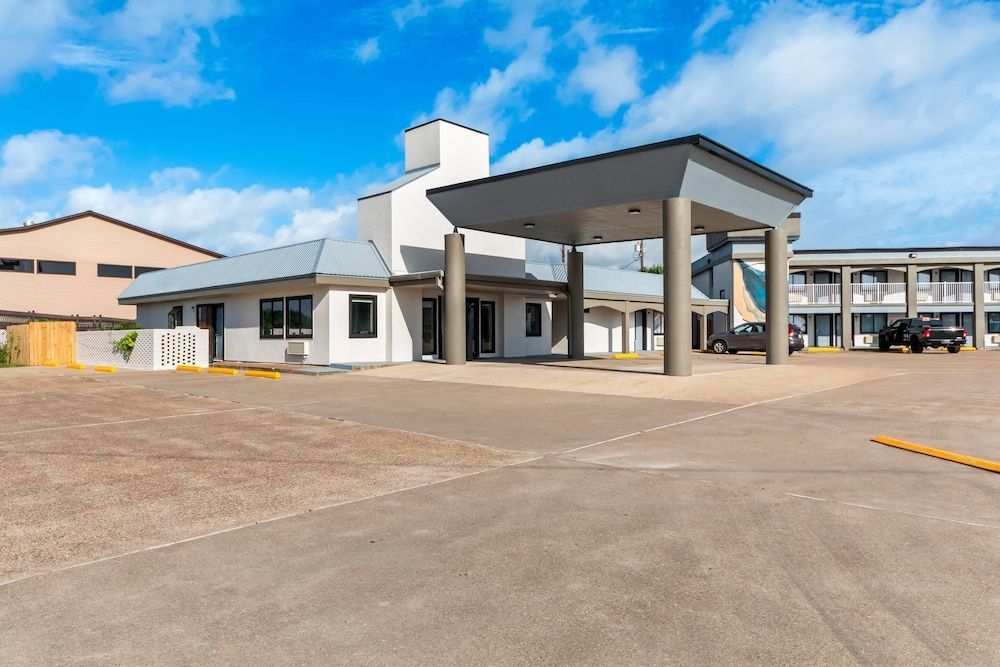 Quality Inn & Suites Port Lavaca near Lighthouse Beach 1
