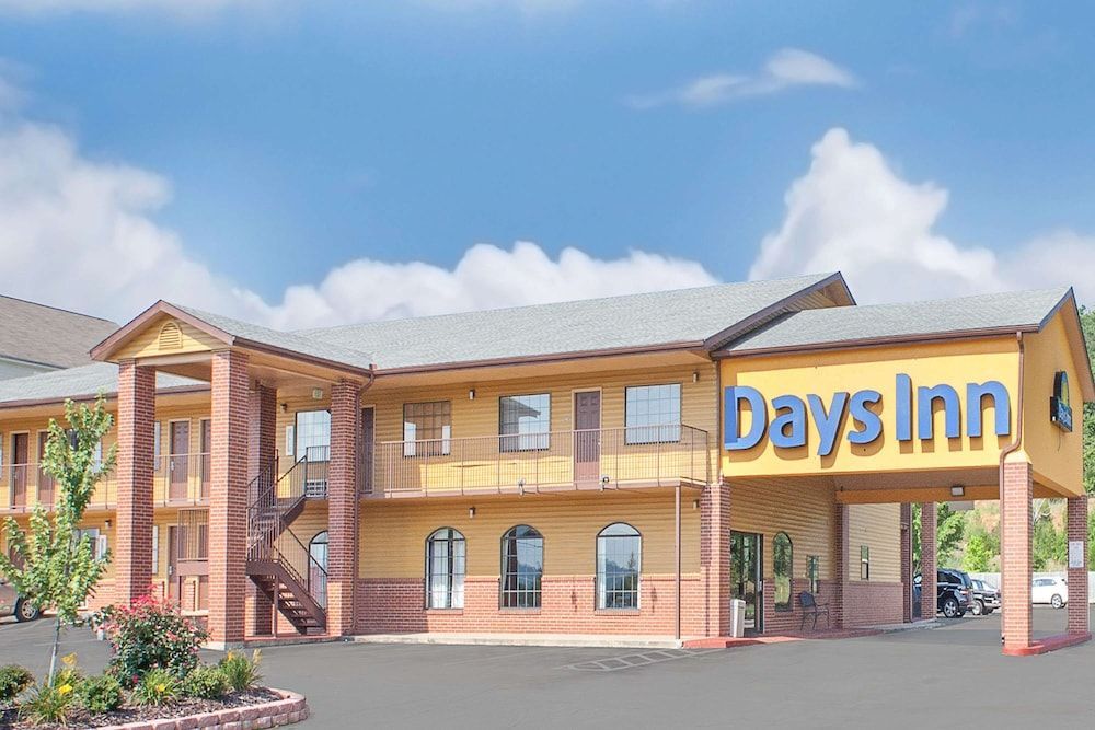 Days Inn by Wyndham Fayetteville 1