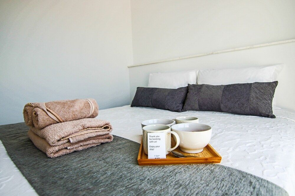 Phaedrus Living: Seaside Executive Flat Harbour 204 2