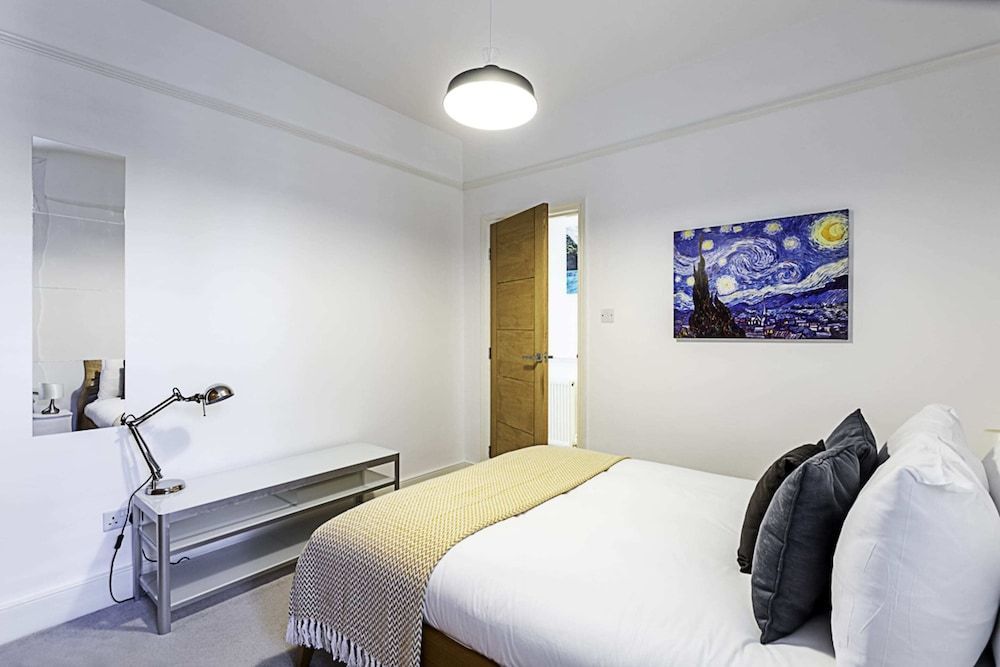 Cozy 2 Bed Apartment in Chiswick 2