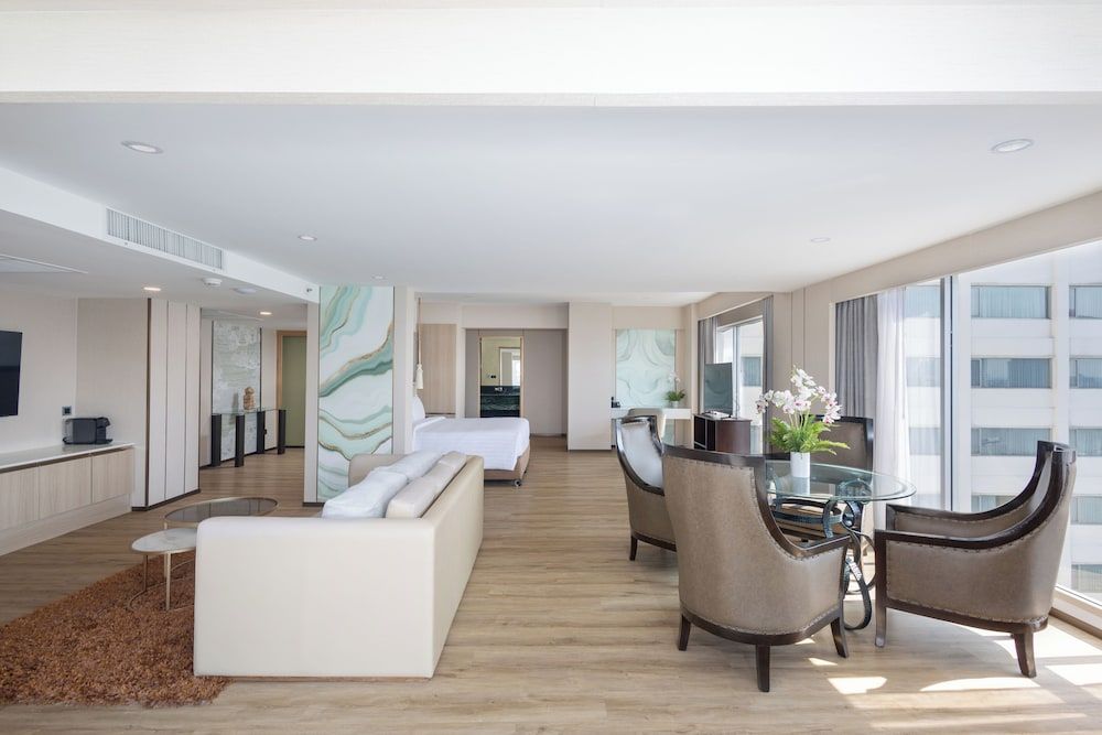 Ramada Plaza by Wyndham Bangkok Menam Riverside 1
