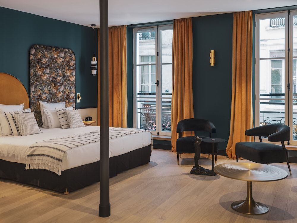 Dandy Hotel 1