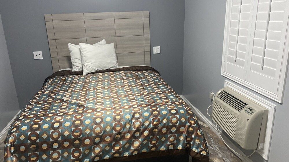 La Perla motel 2