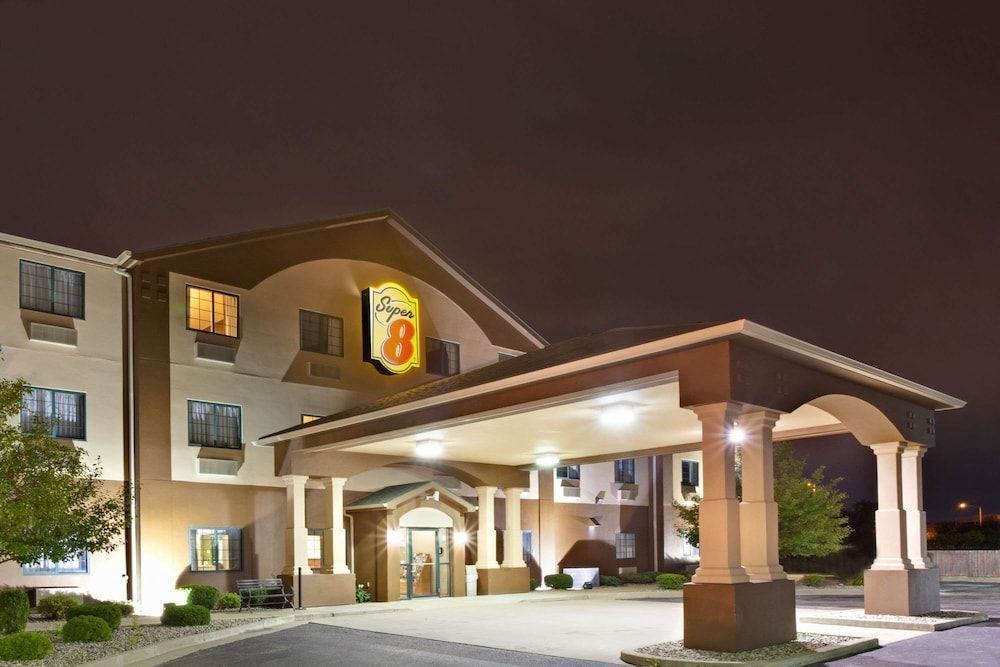 Super 8 by Wyndham South Bend 1