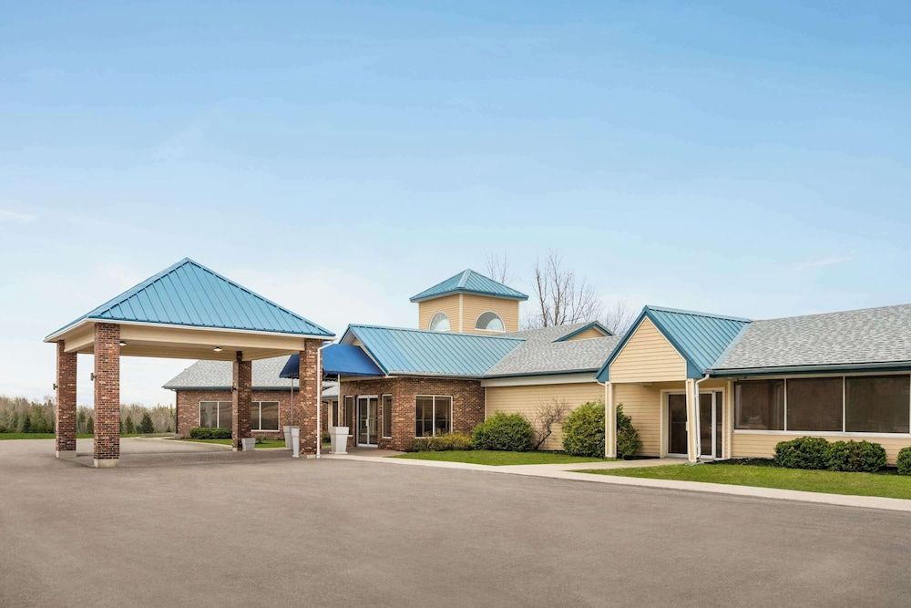 Days Inn & Suites by Wyndham Moncton 1