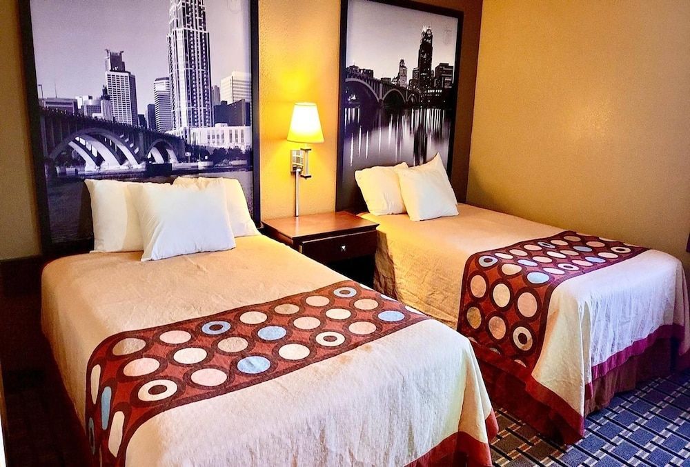 Super 8 by Wyndham Melrose 2