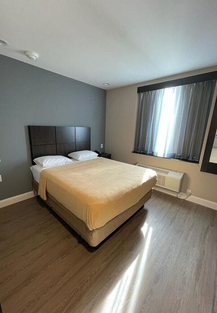 Royal Hotel Bronx 2