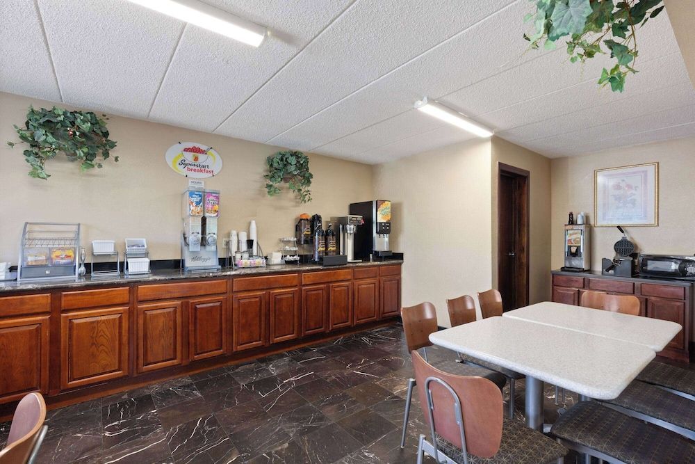 Super 8 by Wyndham Fort Mitchell Cincinnati Area 1