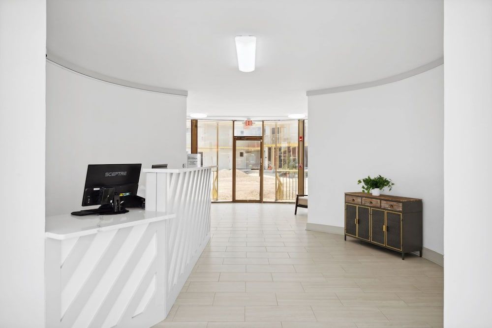 Chateau Beachfront Hotel, a By the Sea Resort 2