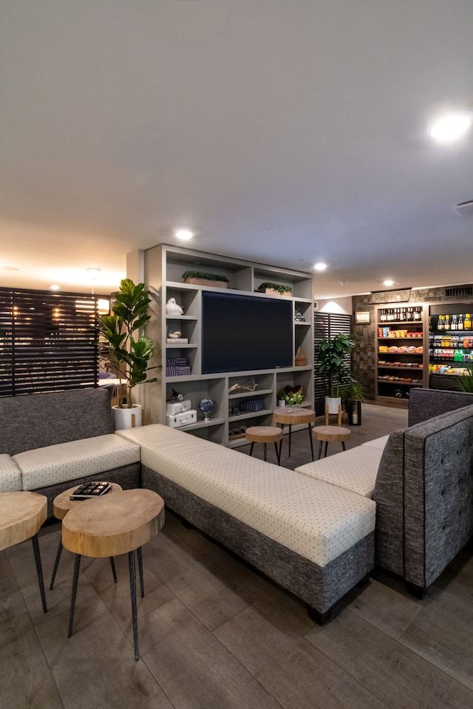 Oxford Suites Portland - Jantzen Beach 2