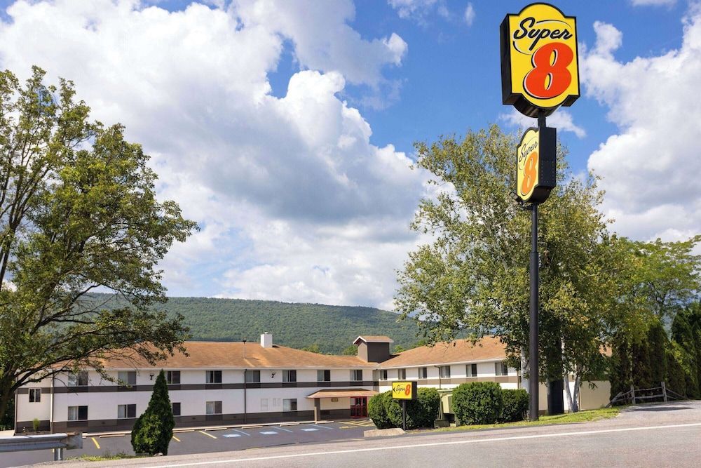 Super 8 by Wyndham Burnham/Lewistown 1