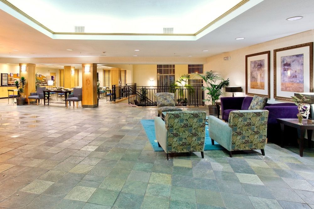 Holiday Inn Express & Suites SAN ANTONIO RIVERCENTER AREA by IHG 2