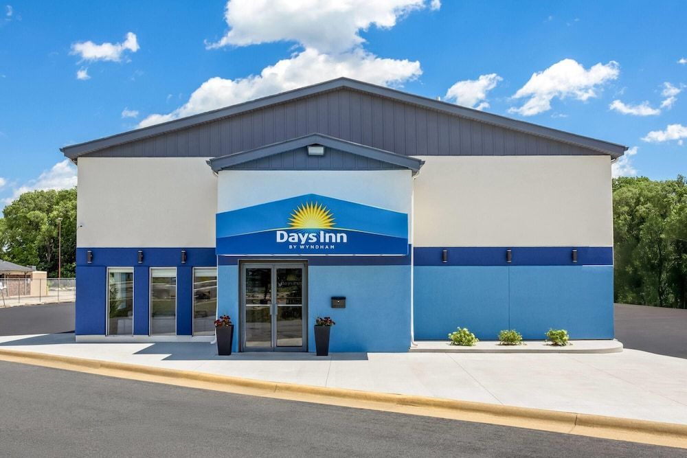 Days Inn by Wyndham La Crosse 1