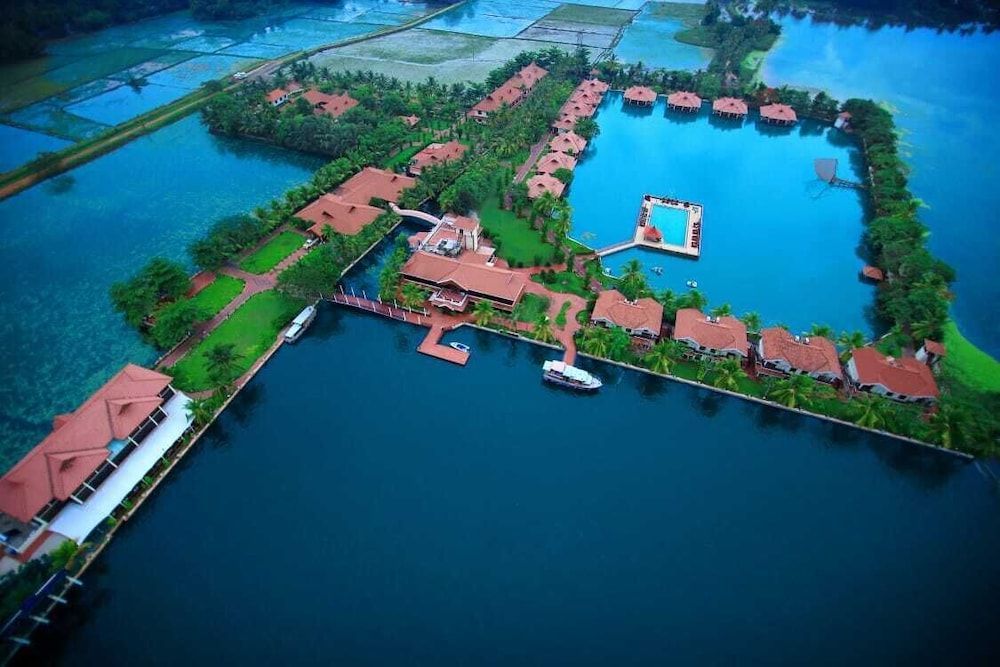 Sterling Lake Palace Alleppey 1