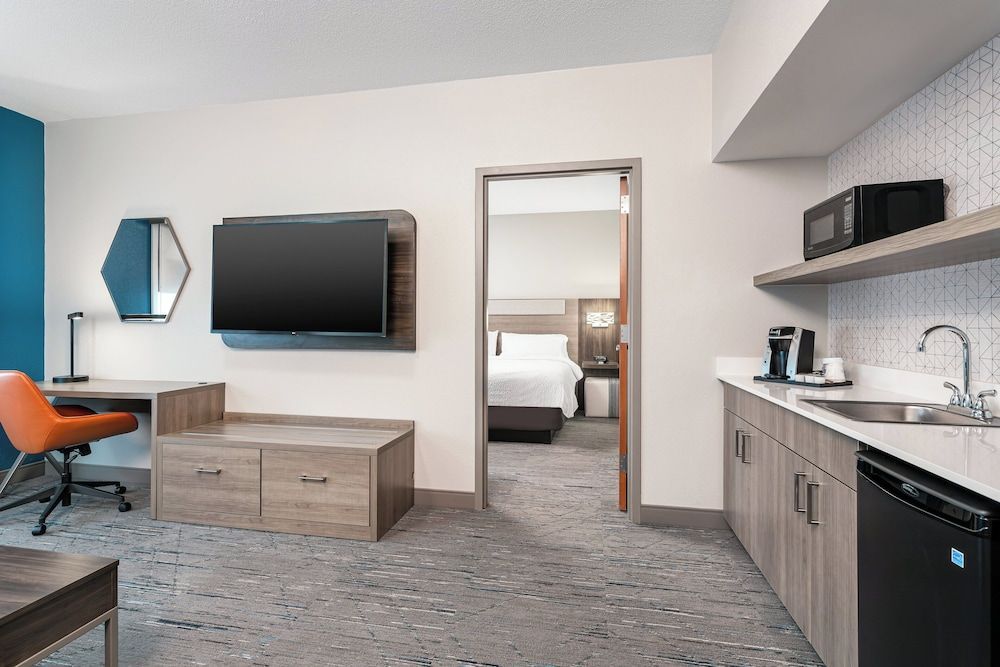 Holiday Inn Express & Suites COLUMBUS EDINBURGH by IHG 2