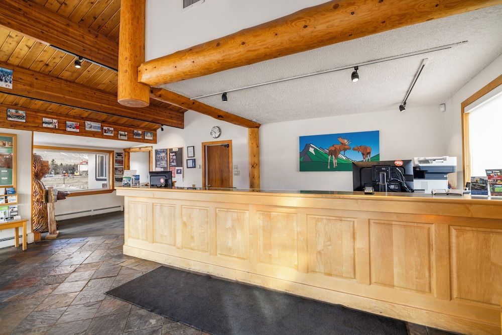 Rocky Mountain Ski Lodge 2