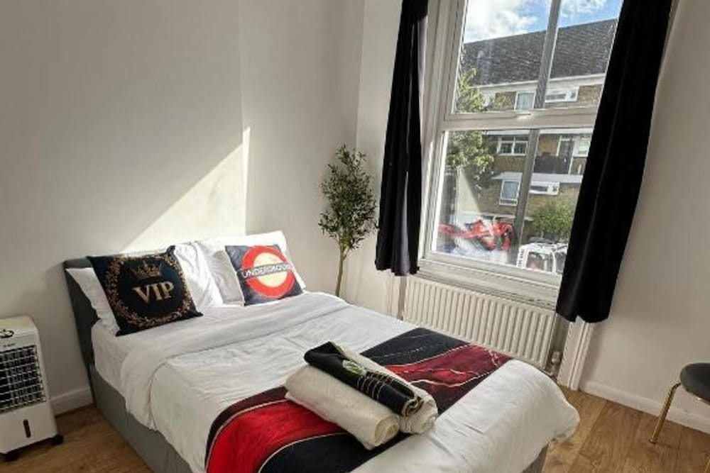 London-2Br-Sleeps6-SkySports-Netflix-DisneyPlus 1