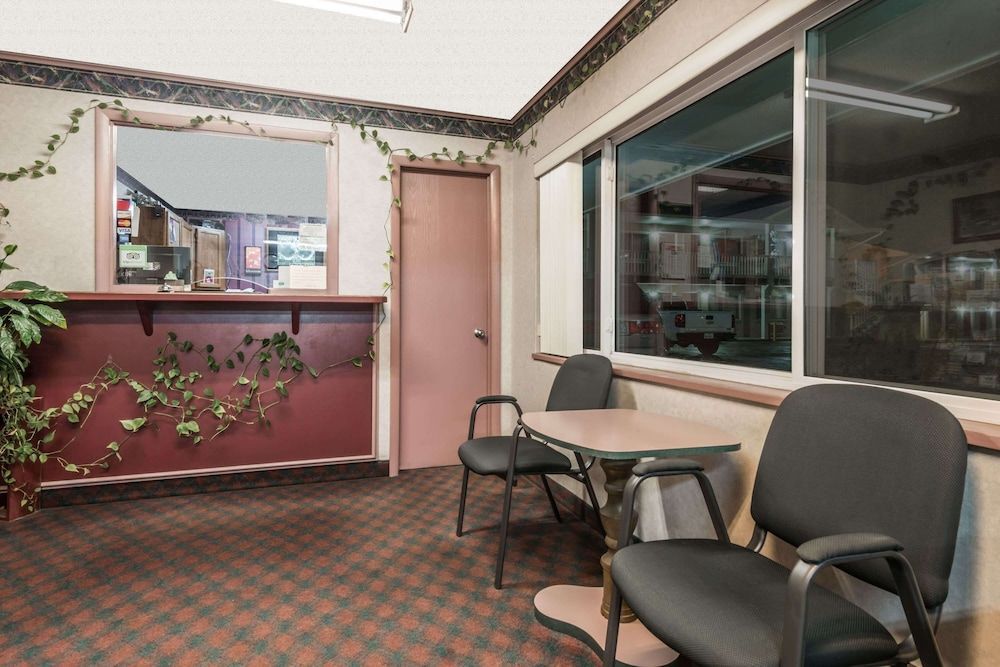 Knights Inn Ottawa 2