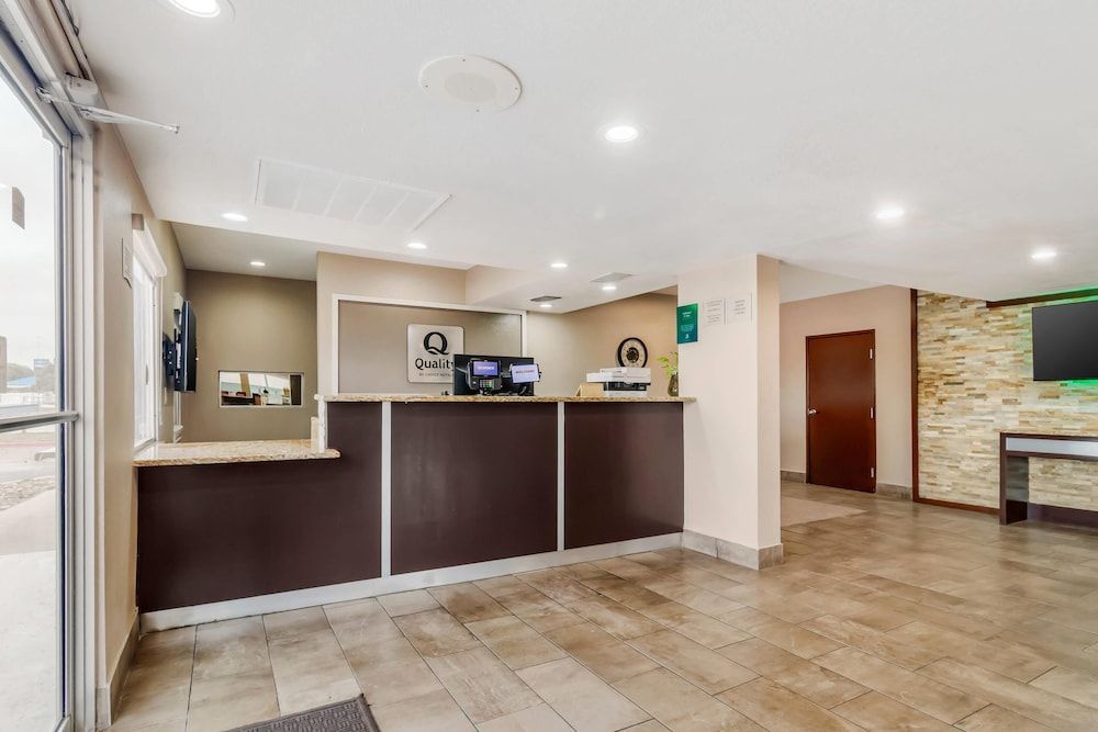 Quality Inn & Suites Near Six Flags and Medical Center 2