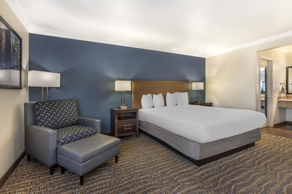 Best Western Town & Country Lodge 1