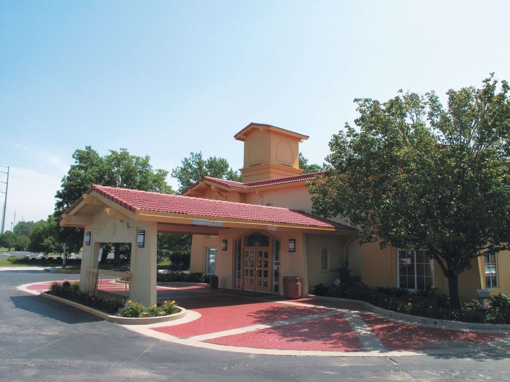 La Quinta Inn by Wyndham Kansas City Lenexa 1