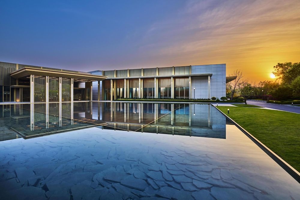 Chongqing Lijia Baiyun Lake Hotel, Curio Collection by Hilton 1