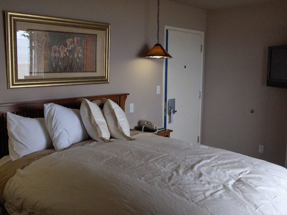 Gualala Surf Inn on the ocean bluff 2