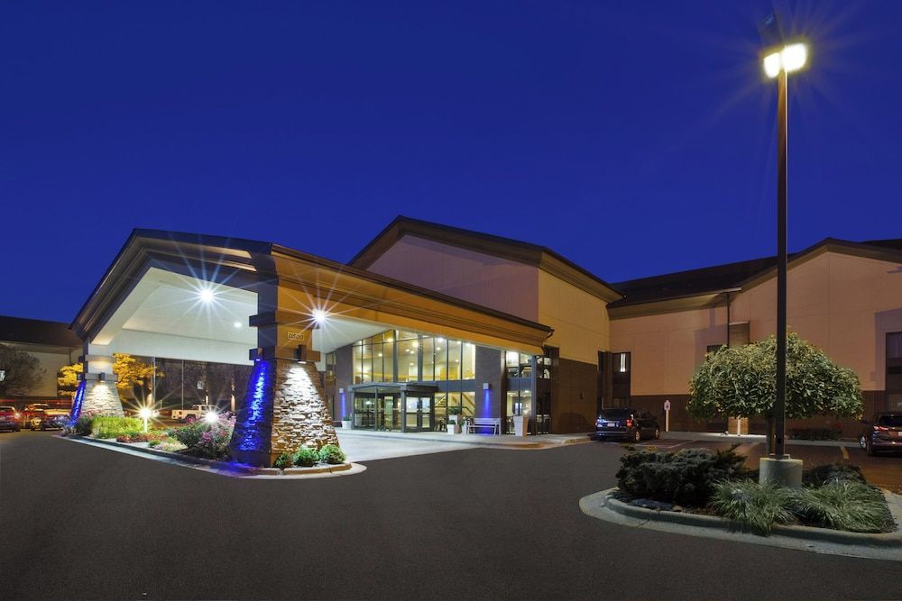 Holiday Inn Express DETROIT-WARREN (GM TECH CTR) by IHG 1