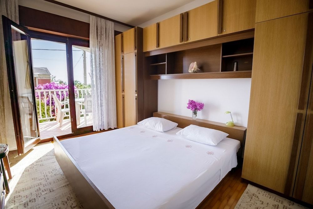 Captivating 1-bed Apartment in Podstrana 2