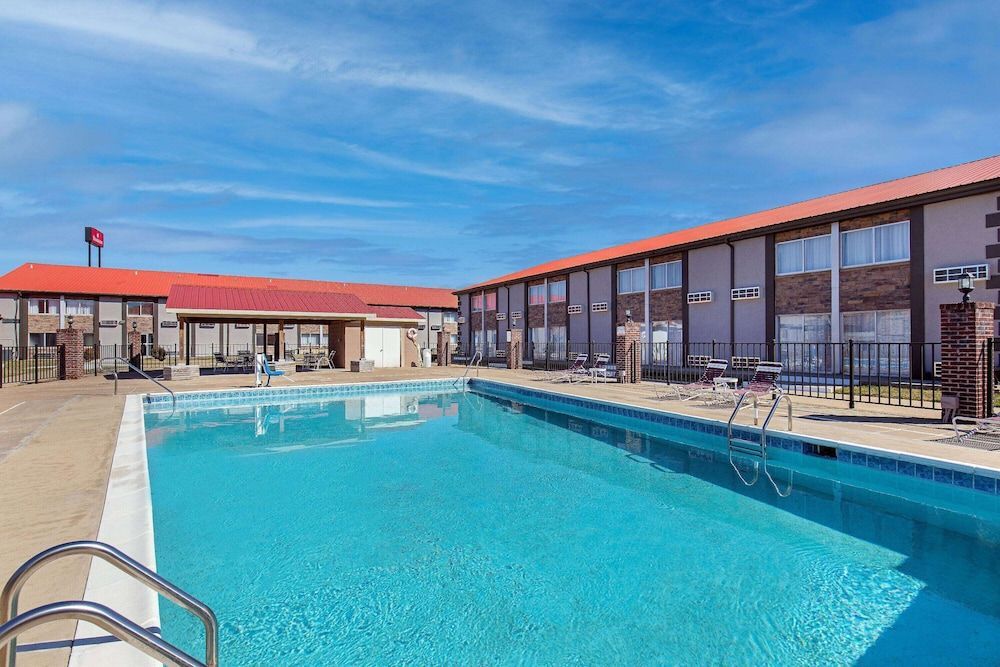 Ramada by Wyndham Bowling Green 1