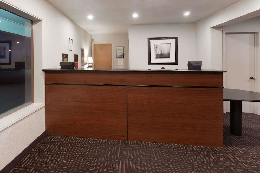 Super 8 by Wyndham Fort Bragg 2