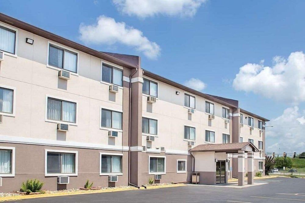 Boarders Inn & Suites by Cobblestone Hotels - Waterloo/Cedar Falls 1