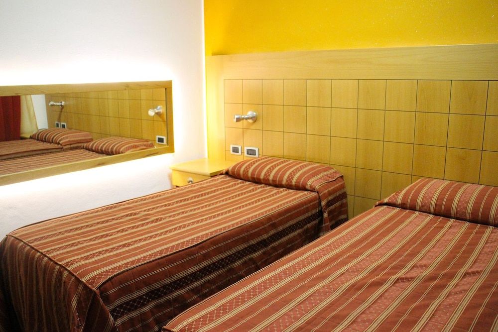 Orange Motel 2