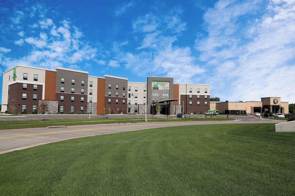 Holiday Inn & Suites SIOUX FALLS - AIRPORT by IHG 1