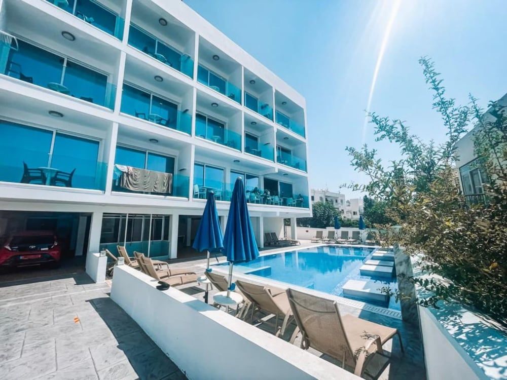 Sunny Blue Hotel 1